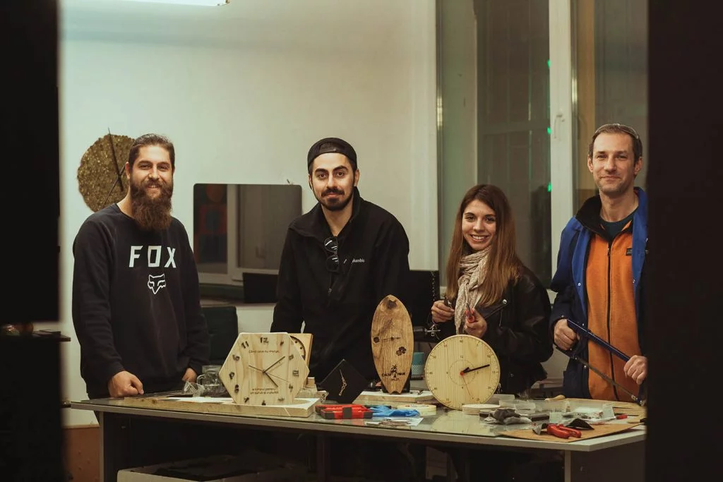 Participantii cu creatiile lor la workshopul de ceasuri