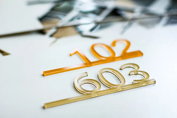 Numere usa apartament plexiglas taiate laser