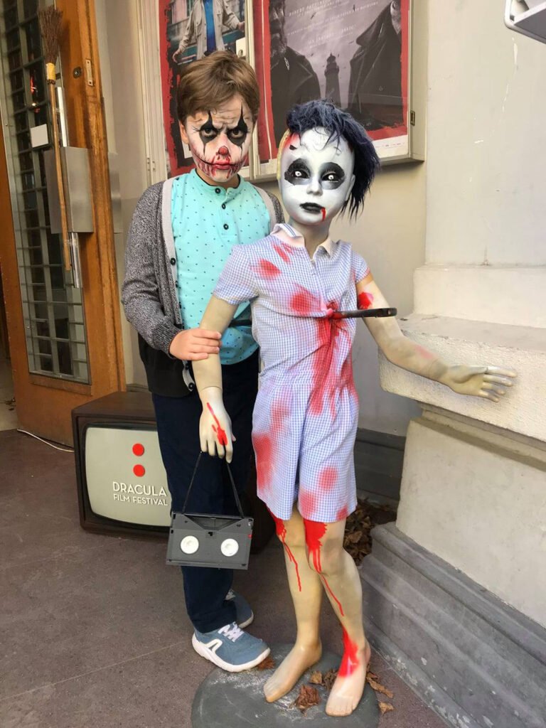 Decoratiune Halloween copil injunghiat