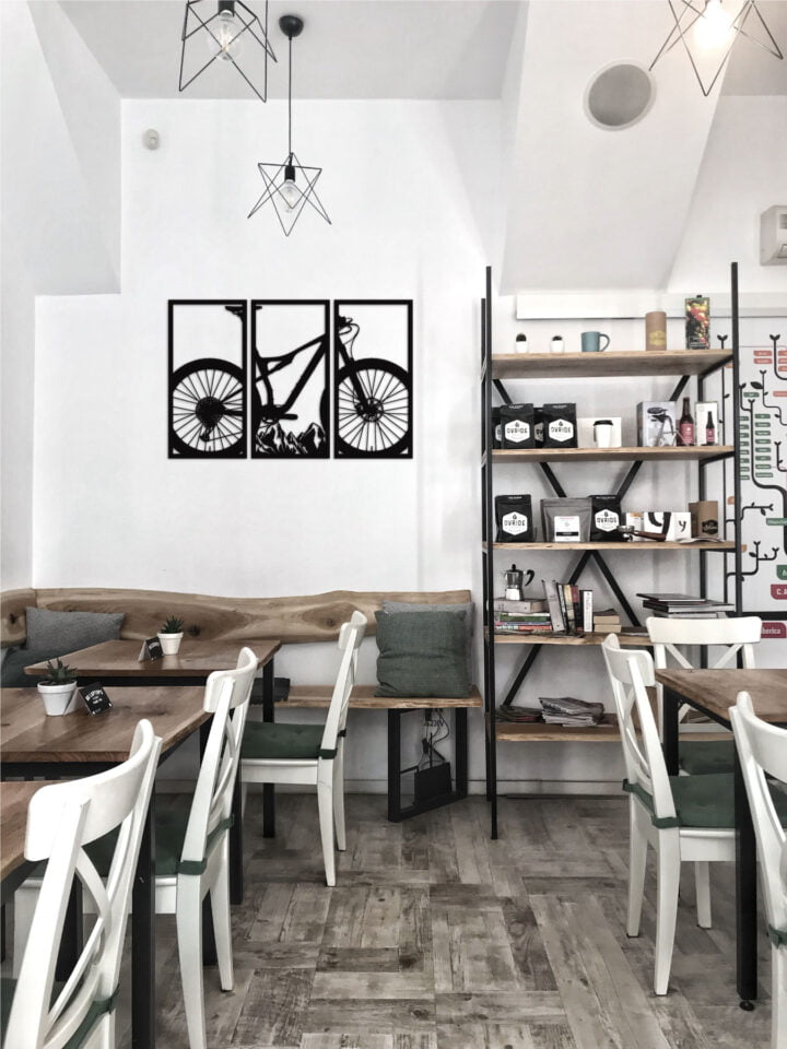 Local modern cu tablou bicicleta