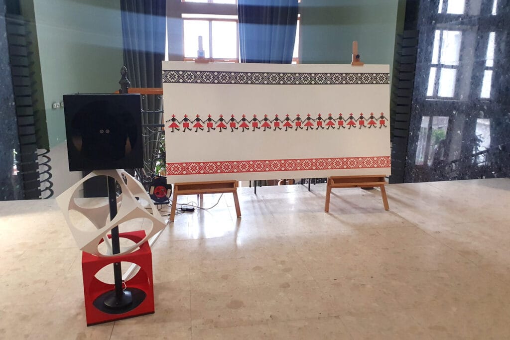 Instalatia interactiva Folclor