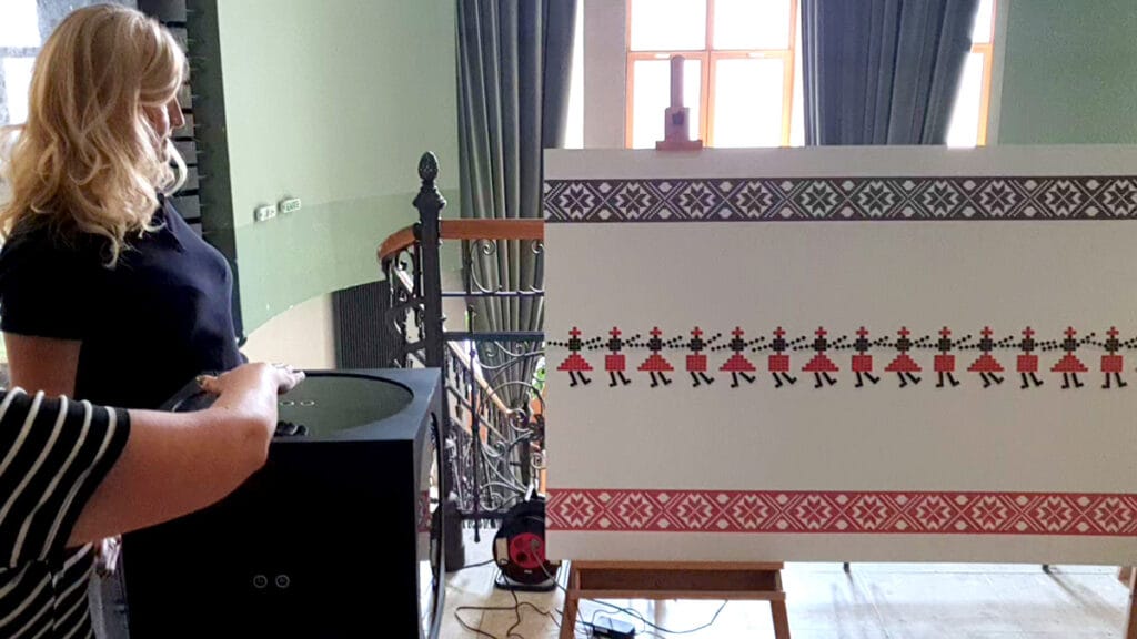 Spectatori instalatie interactiva cu senzori ultrasonici