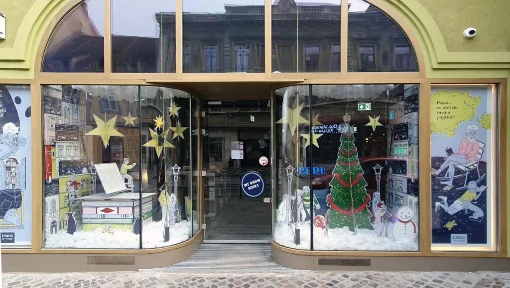 Vitrine decorate pom craciun stele librarie Brasov