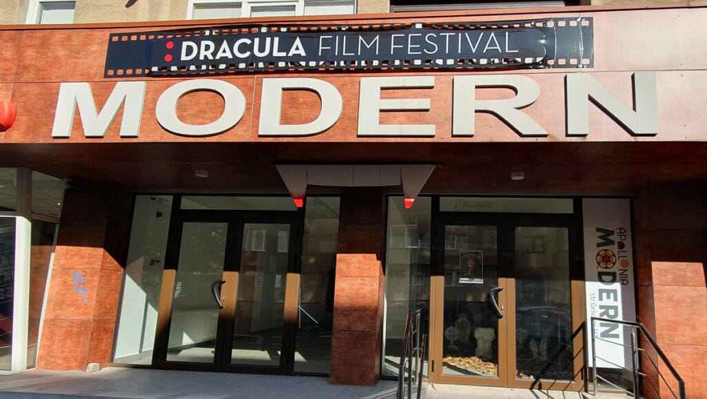 Intrare cinema Apollonia Modern Brașov cu dinți și banner