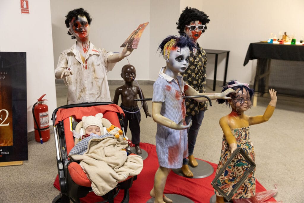 Fotografie amuzanta bebelus cu zombie