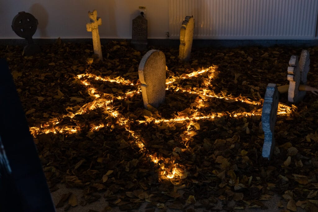 Pentagrama cimitir cruci, petre mormant si frunze decor inspaimantator halloween