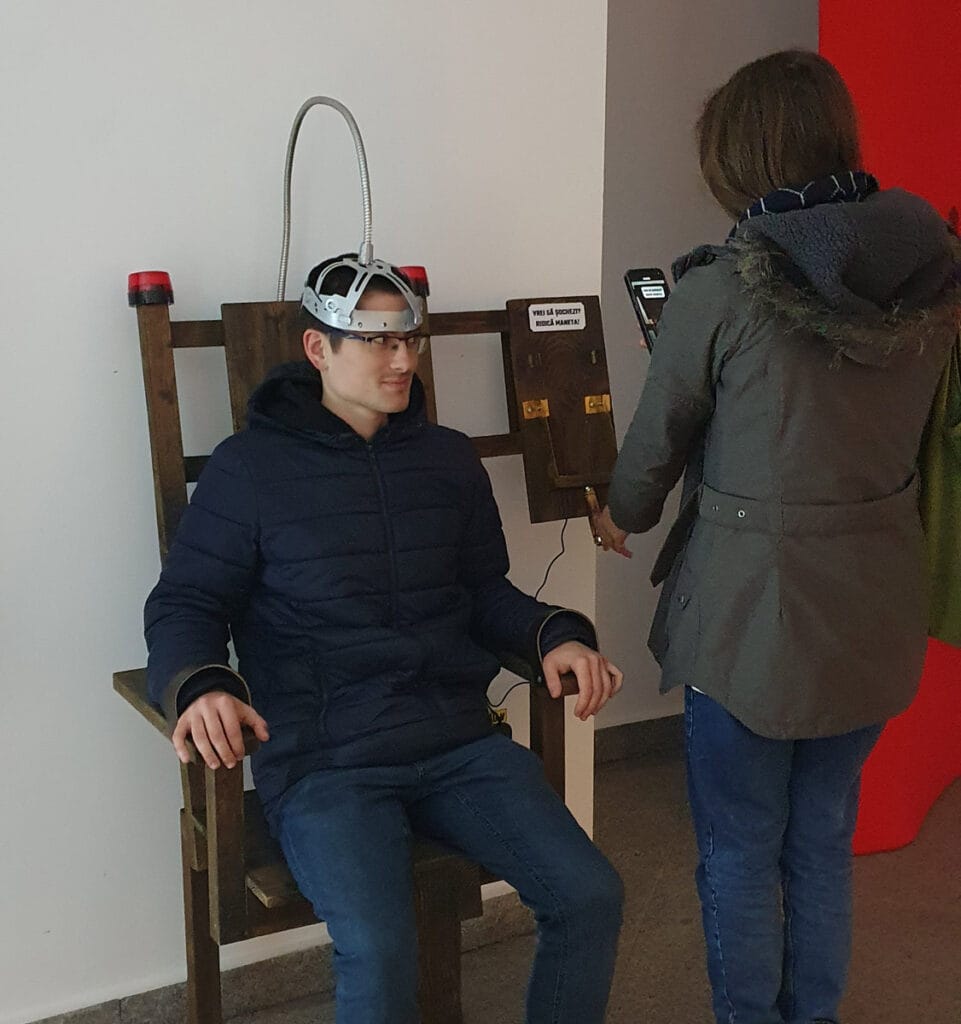 Scaun electric cu girofar sunet și vibrații butaforie festival film