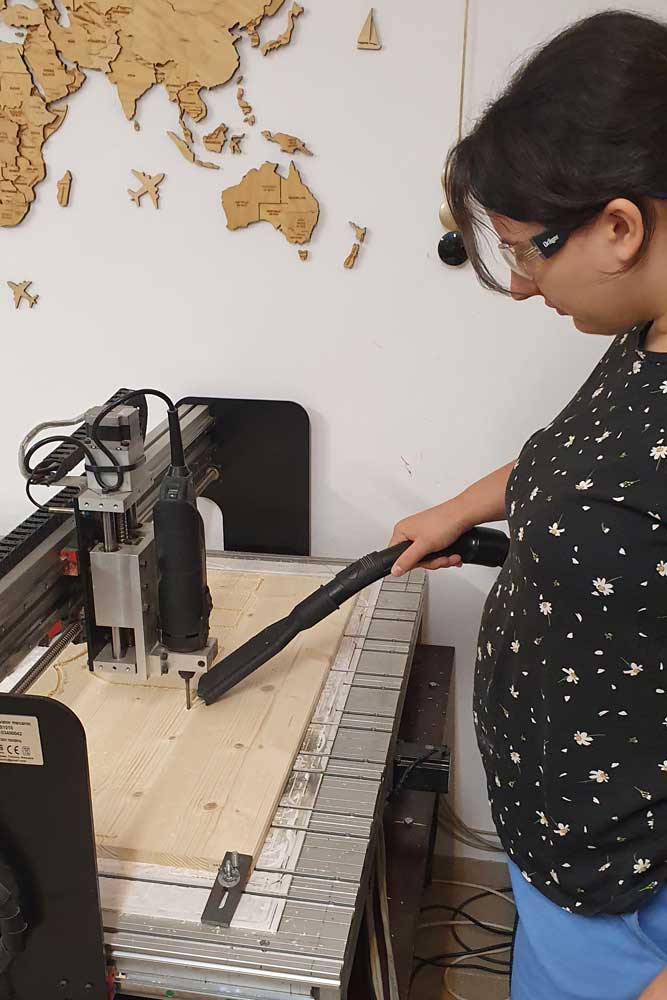 Studenta taie la cnc