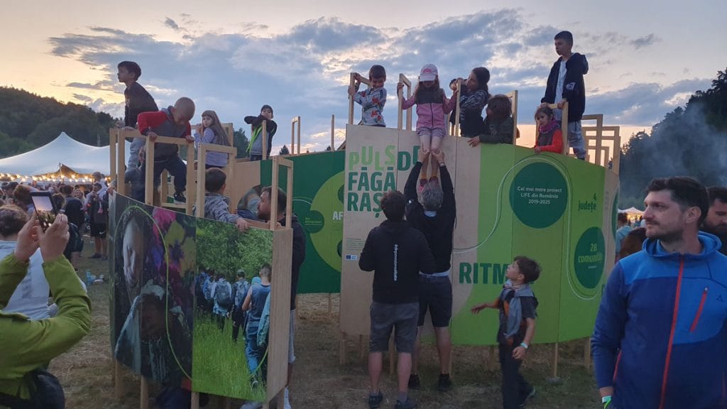 Copiii testează rezistența instalației la Făgăraș Fest