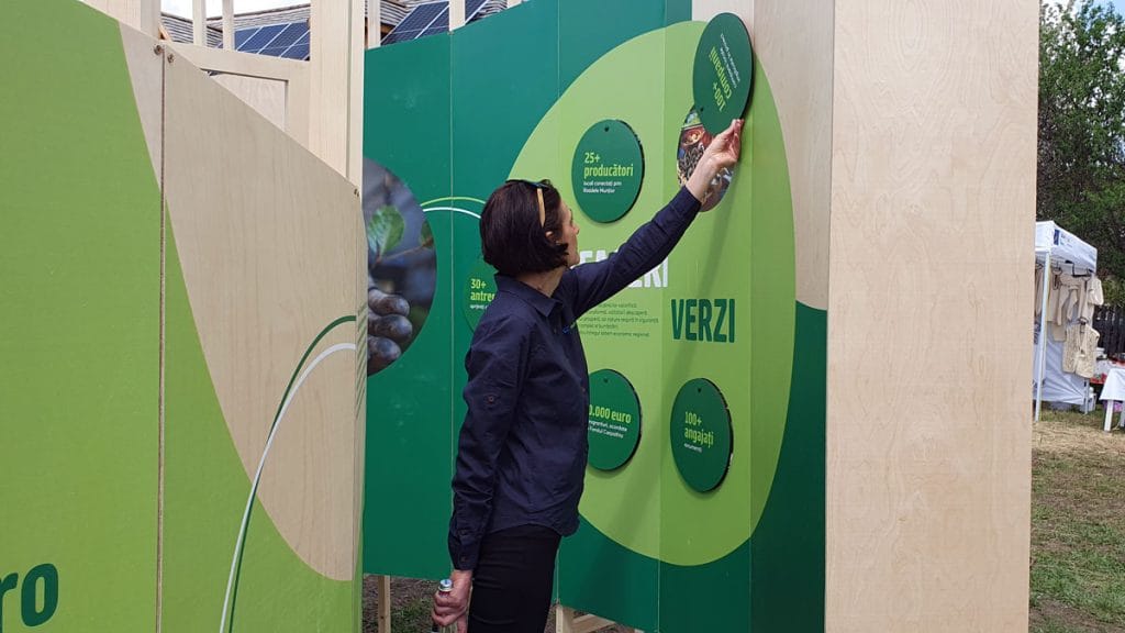 Femeie interacționând cu panouri informative